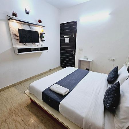 Hotel Tulip Near Delhi Airport 뉴델리 외부 사진