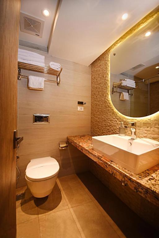 Hotel Tulip Near Delhi Airport 뉴델리 외부 사진