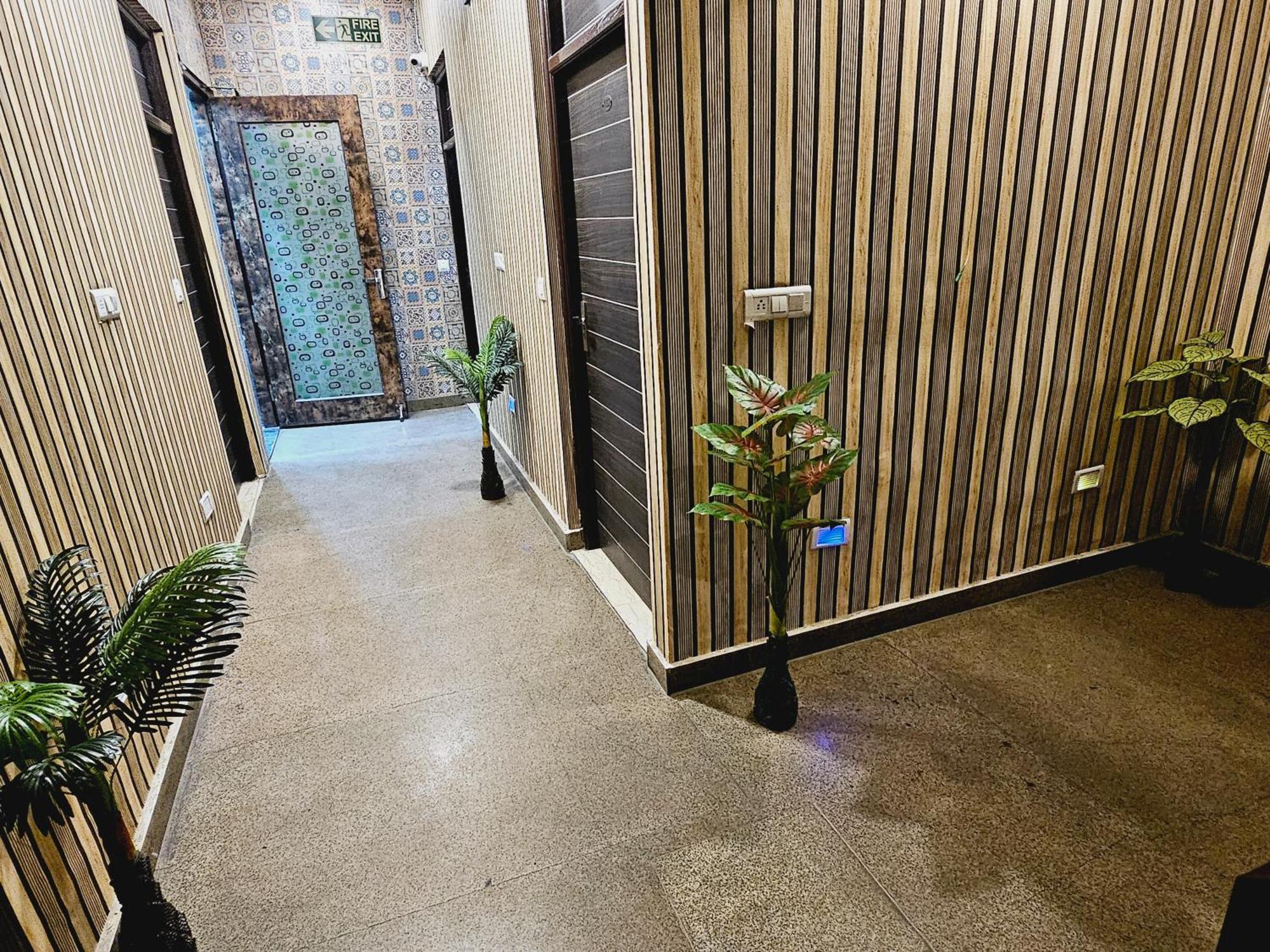 Hotel Tulip Near Delhi Airport 뉴델리 외부 사진