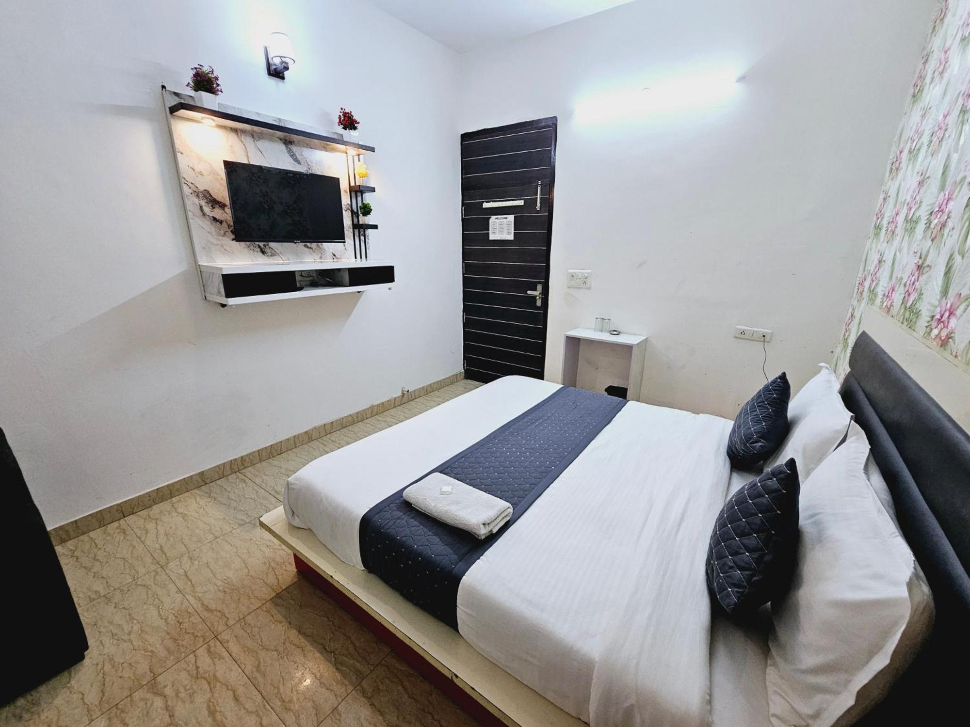 Hotel Tulip Near Delhi Airport 뉴델리 외부 사진